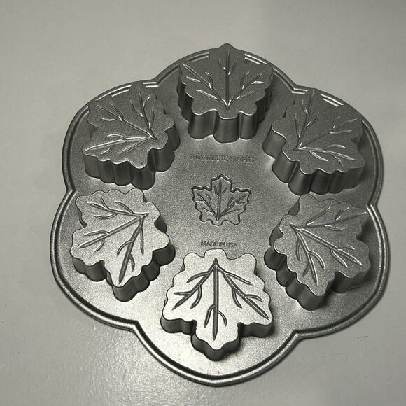 Nordic Ware Cast Aluminum Maple Leaf Cake Muffin Mold Pan Autumn Leaves - Picture 2 of 4